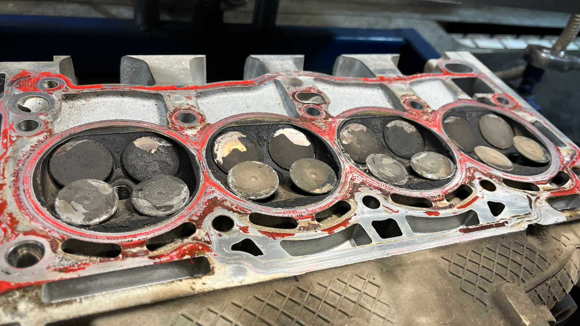 На дефектовке ГБЦ Volkswagen Polo 🆘причина снятия гбц: обрыв ремня - загнуло клапана.