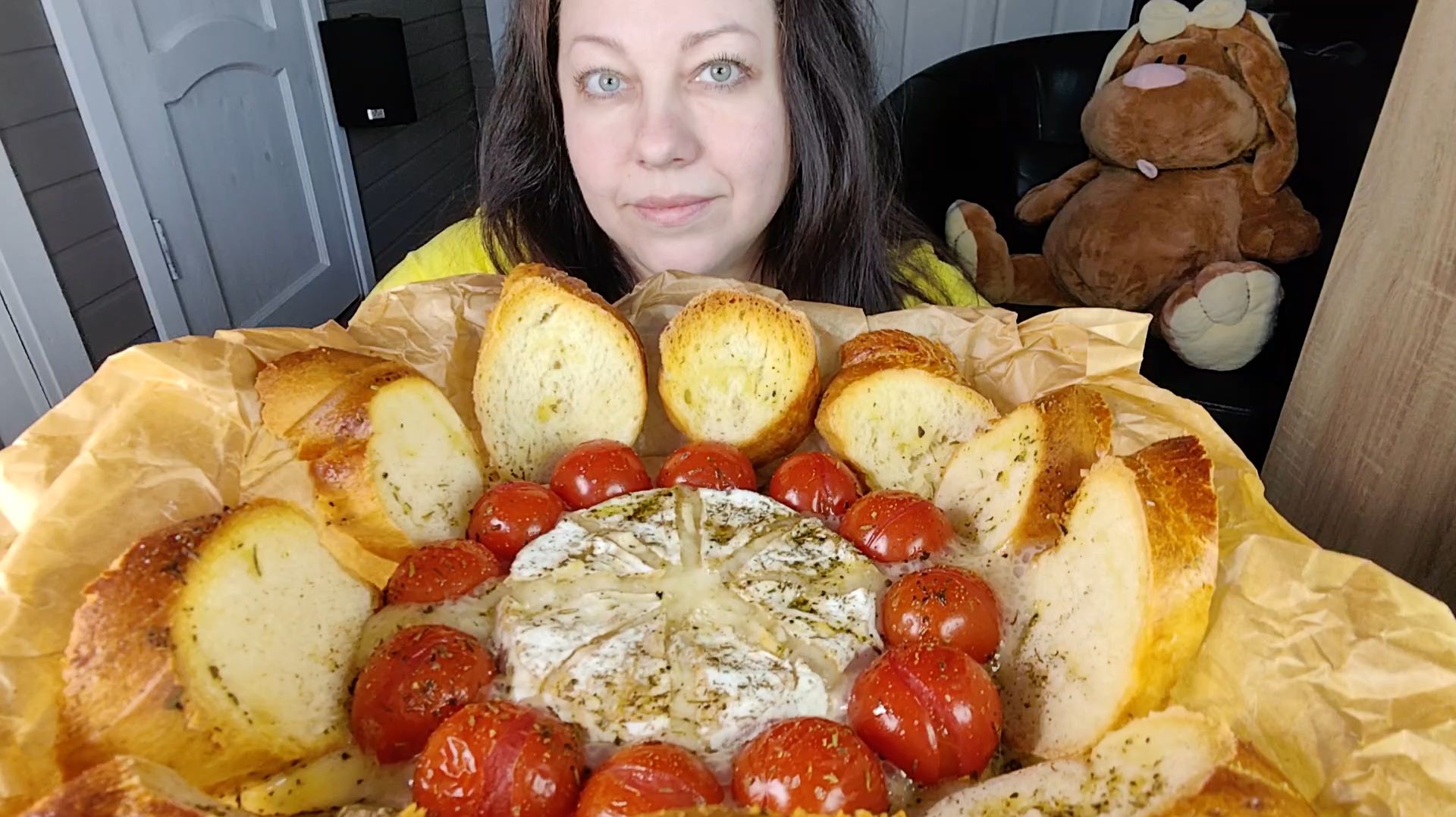 Мукбанг Сыр камамбер в духовке с багетом, помидорами и чесноком.