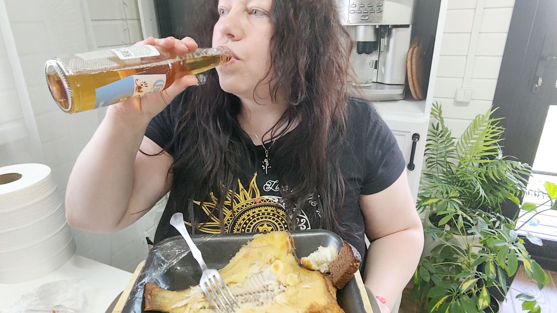 Мукбанг Жареная камбала, салат под шубой, хлеб с сыром и зеленью, имбирь.