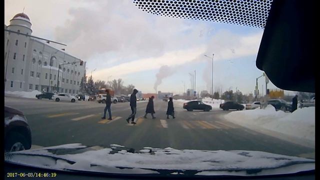 Утро начинается не с кофе: Пытаюсь выехать из сугроба.