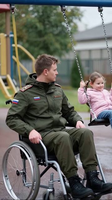 Одинокий взгляд на детскую радость #грусть #жизнь #потери