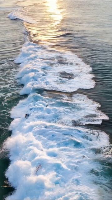 Серфинг на закате: наслаждайтесь волнами! #серфинг #закат #приключение