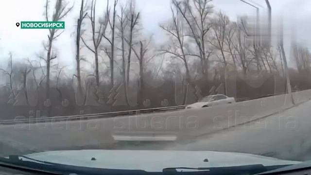 Бердское шоссе в Новосибирске 
лихач решил поиграть шашки — итог очевиден: не нарушайте скоростной р