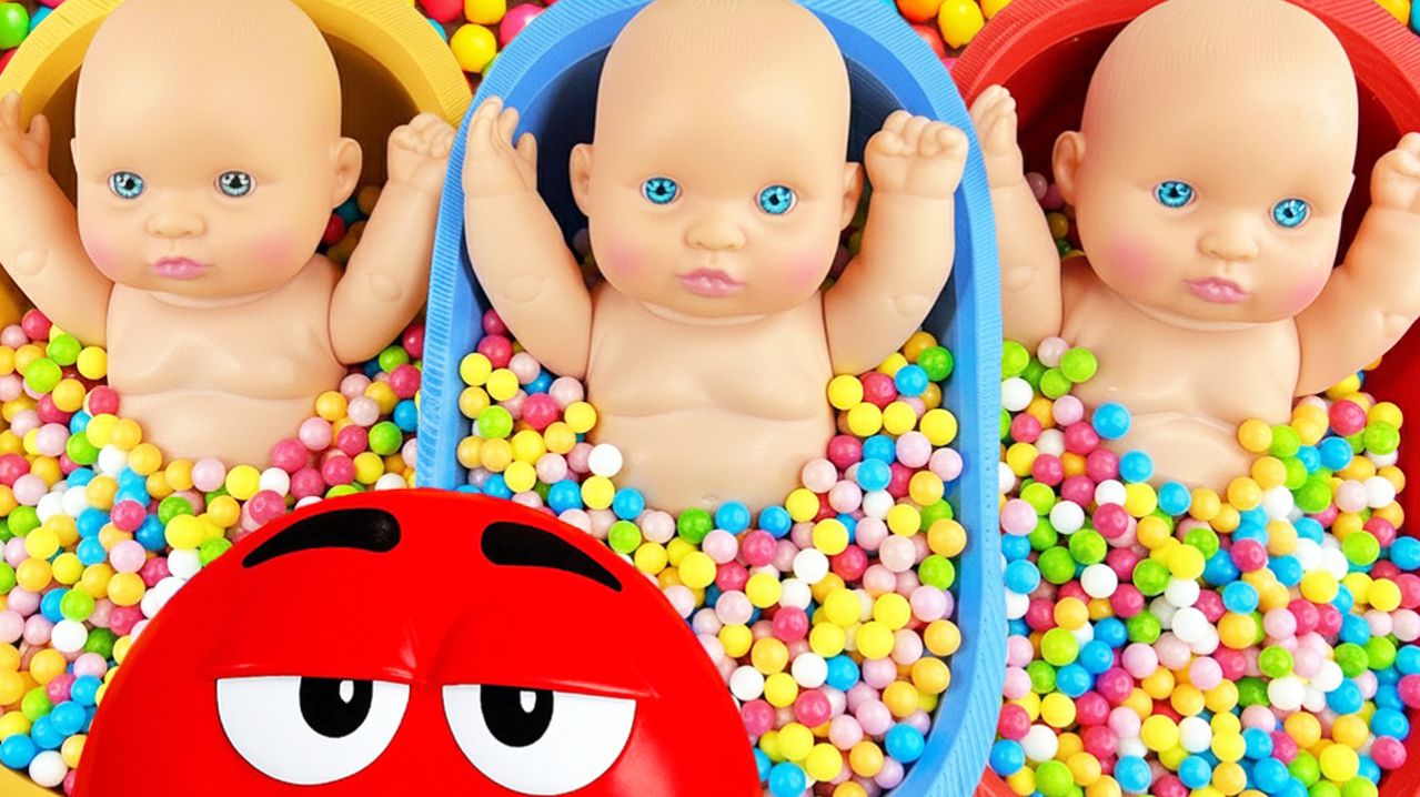 Мультики для детей. Милые кукляшки с яркими игрушками в ванночках. Смотреть мультики для малышей.