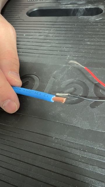 Подключаем толстый провод к светодиодной ленте