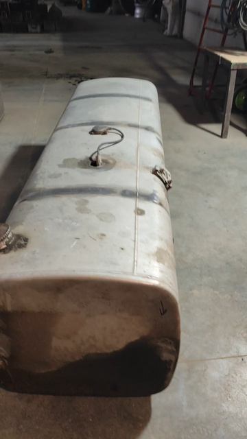 Суппорт на Тонар, сварщик баками обложился, Ман с горняком, Мерседес с дутом