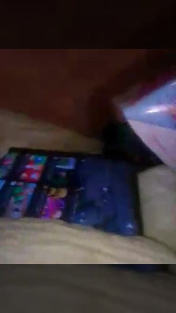 дочь интересно читает книгу