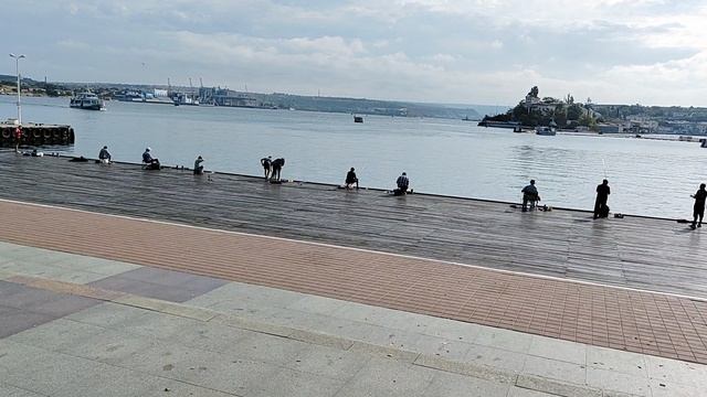 Рыбалка на Графской пристани в Севастополе.