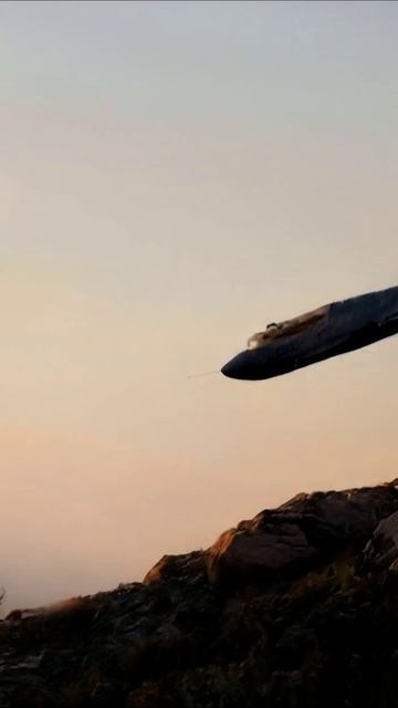 Истребитель в небе: захватывающие маневры #авиация #истребители #пилотирование