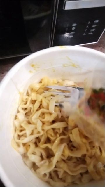 Пробую лапшу Wok