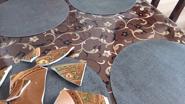 Посуда бьётся, жди удач! Не прочь красавица, не плачь.