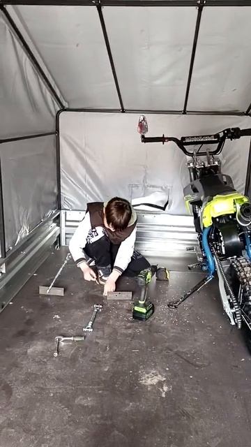 Илюха делает крепления для перевозки своего байка