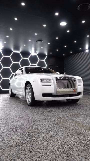 Новый кейс Rolls-Royce Ghost с акцентами в цвете Satin Metallic Silver M609S 🪙