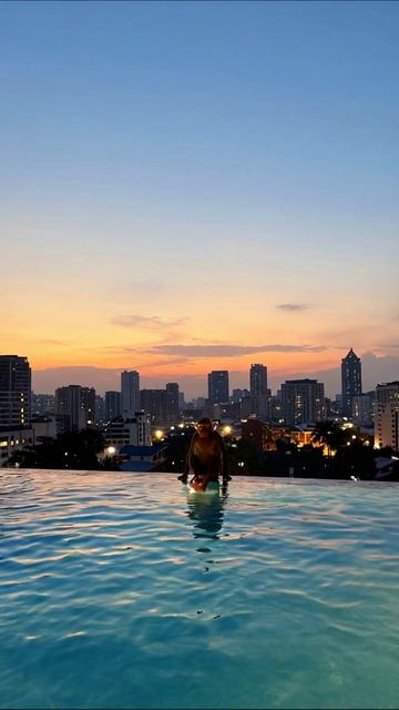 Закат на крыше: красота города и бассейна #закат #градостроительство #отдых