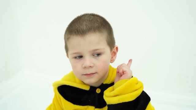 94 Мама ест вкусное мороженое и булат пытается отобрать у нее и съесть