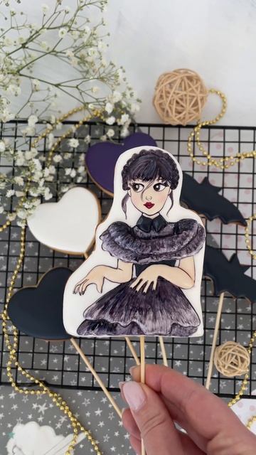 Пряник Wednesday, сделанный на заказ для любителей персонажа