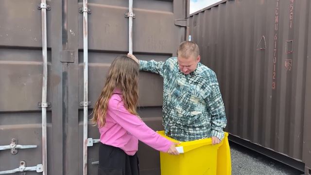 КВИНКА Vs ОСКАР УГАДАЙ КОНТЕЙНЕР - ПОЛУЧИ ТАЧКУ! Бадабумчик, Квинка, Оскар, Егорик