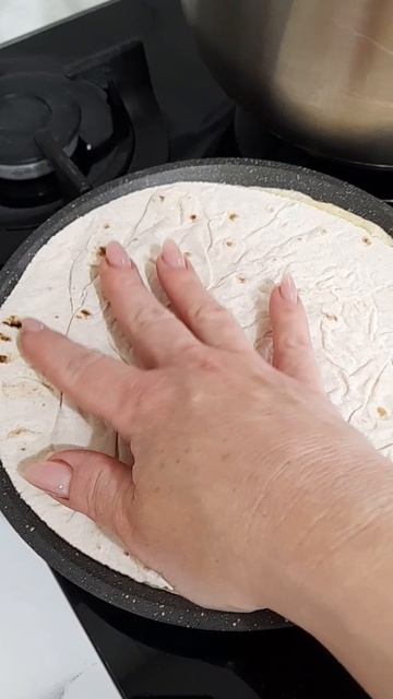 8.04 ЦЕЛЬНОЗЕРНОВЫЕ ЛЕПЁШКИ С ТВОРОГОМ И СЫРОМ