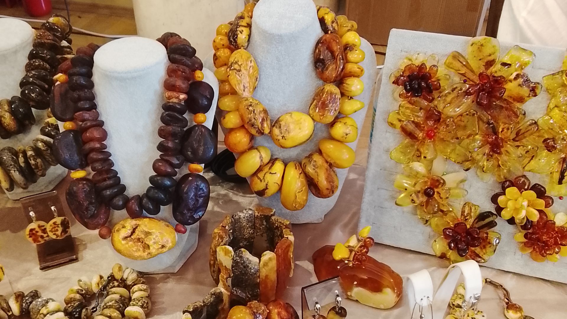 Марина Ермошкина, мастер, создающий украшения из янтаря на ...