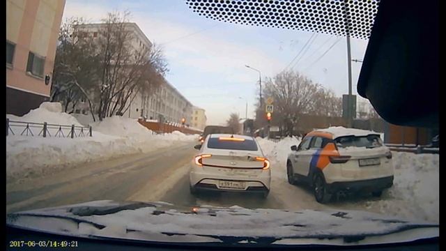 Взаимовыручка: Вытаскиваем застрявших в снежном плену.