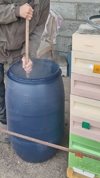 Делаю второй раз лекарственный сироп пчелами.