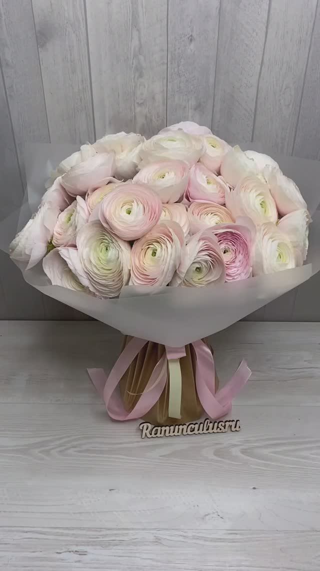 Букет из 29 ранункулюсов премиум