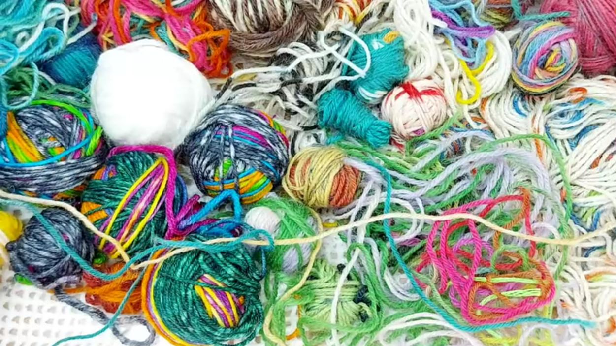 ВЯЖУ ИЗ ОСТАТКОВ НОСОЧНОЙ ПРЯЖИ//ЧТО ТОЛЬКО НЕ ПРИДУМАЮТ