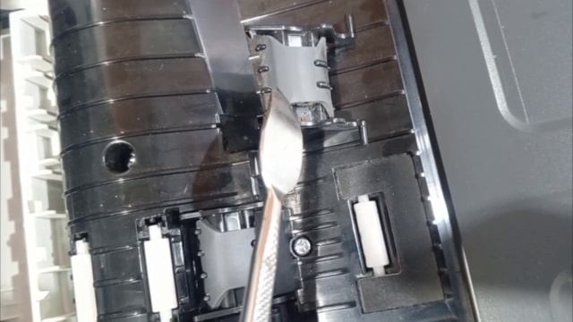 HP Laser Jet Pro MFP M426fdn сканер не берёт бумагу, замена роликов захвата и тормозной площадки