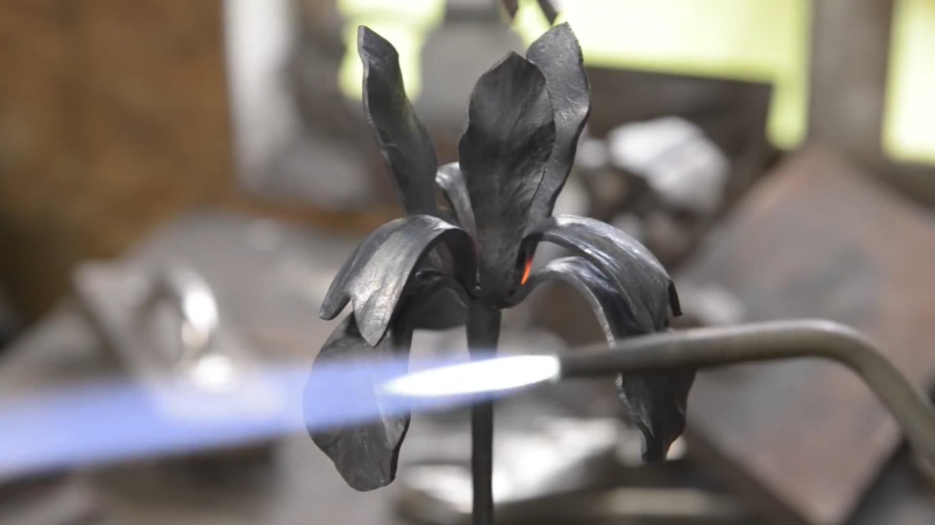 Кузнечное дело — изготовление цветка ириса.