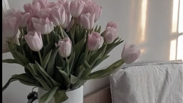 делаю причёску и свою комнату в игровую либо же эстетику🎀🍀🌹🌹🌹🌹🌹🪷🌺