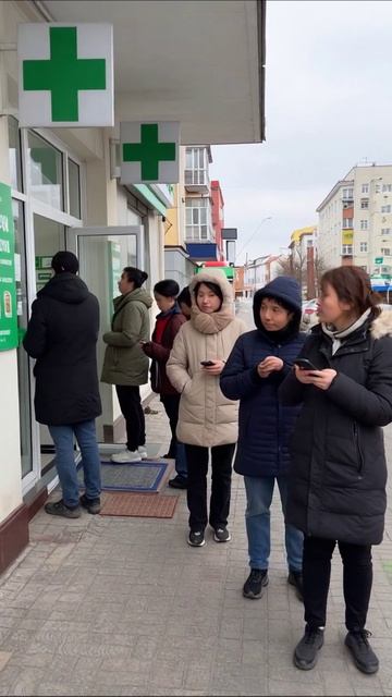 В ожидании помощи: надежда под давлением #аптека #очередь #здоровье