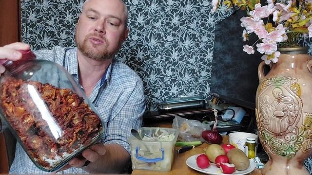 Мукбанг. Селёдка маринованная с луком и картошка в мундире с редиской.