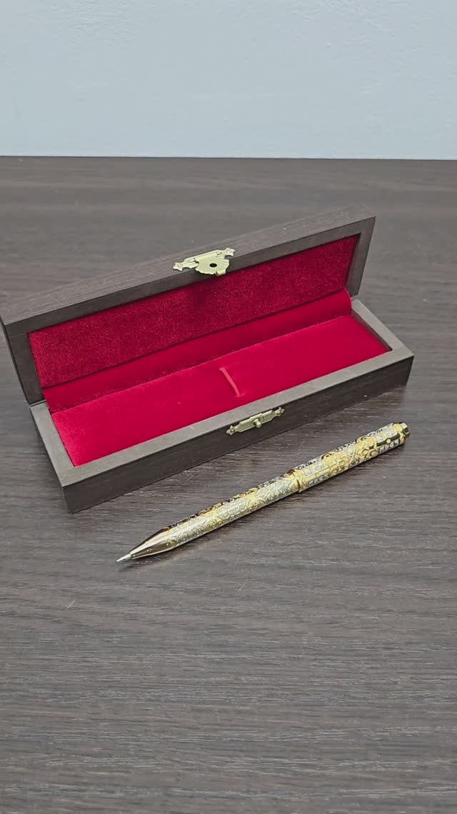 Позолоченная ручка с гравюрой и фианитом