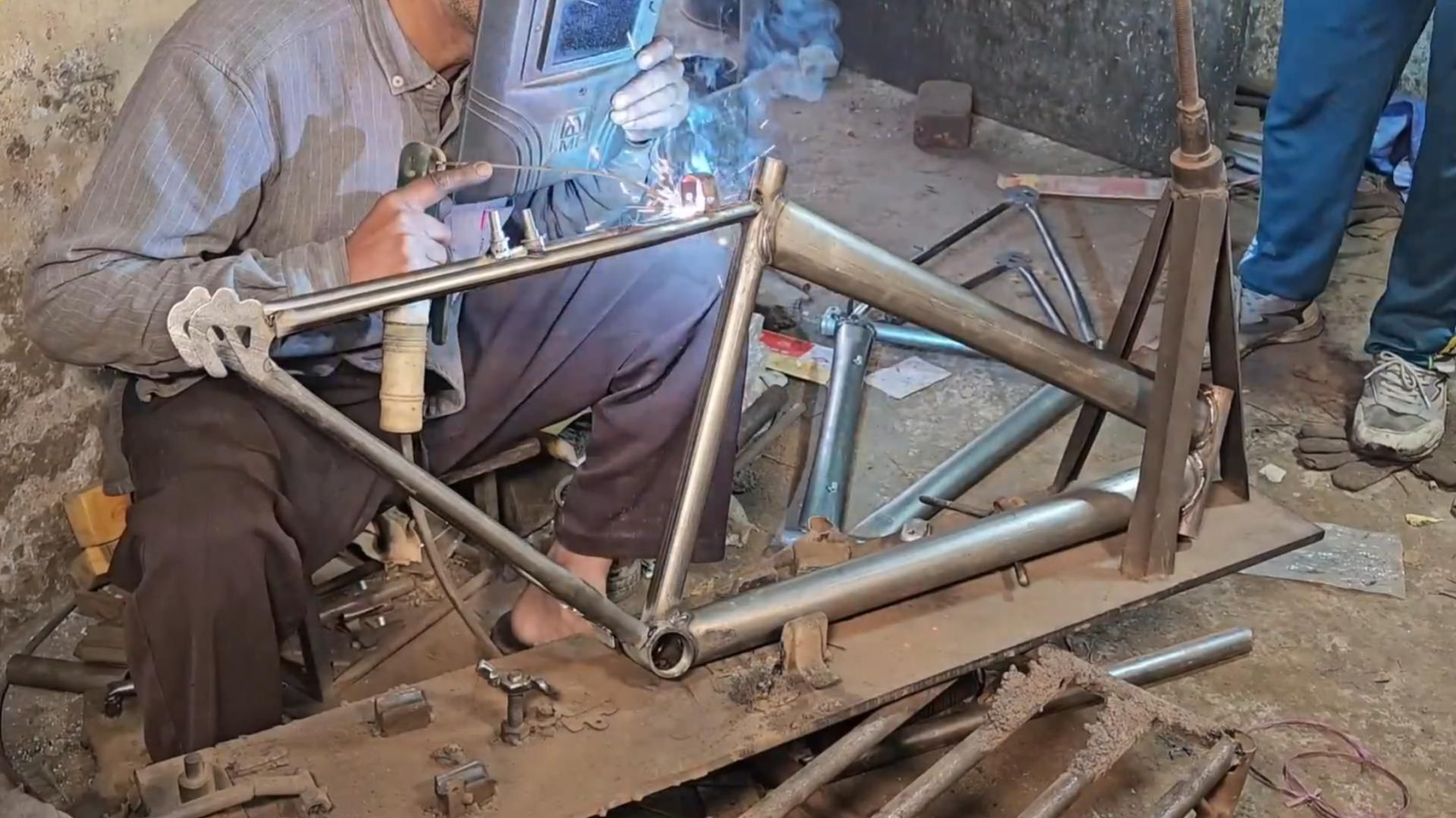 Удивительный процесс создания горных велосипедов ручной работы.
