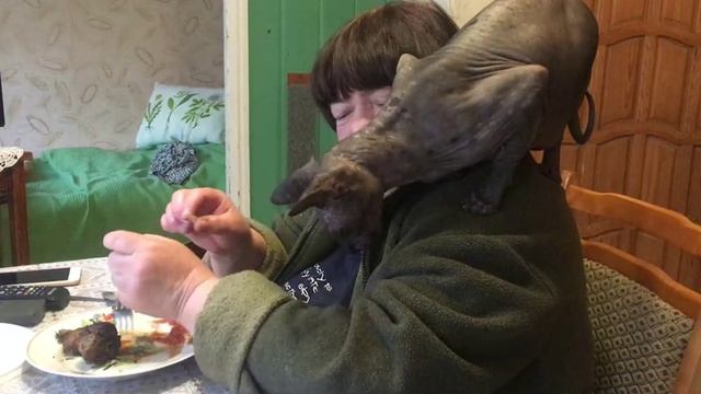 Таня кормит Филю