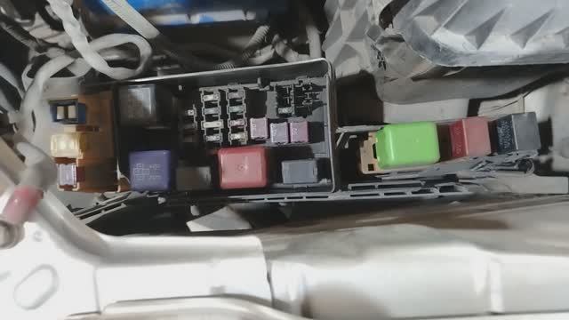 Где находится реле бензонасоса и стартера Toyota Nadia