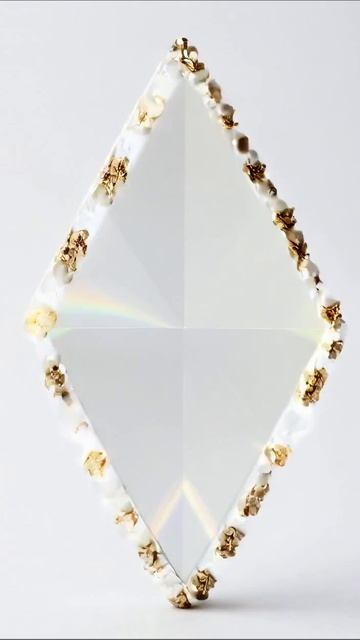 Элегантное зеркало с жемчужной отделкой #интерьер #декор #стиль