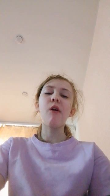 пробуем кислую конфету.