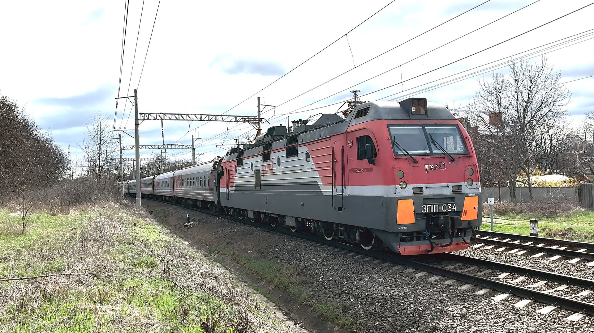 Электровоз ЭП1П-034 с пассажирским поездом.