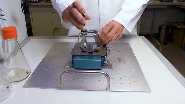 Установка универсального зажима на SFR Shake Flask Reader или SFR vario