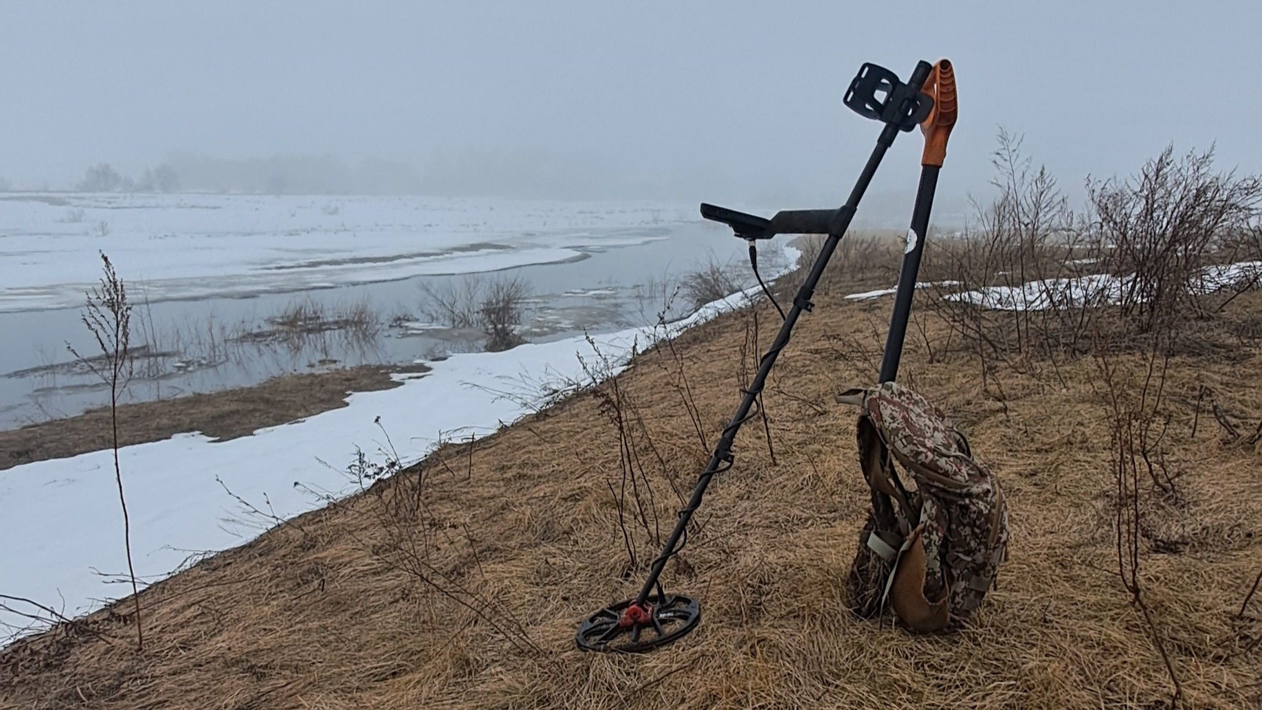 Поиск монет по выбитым местам в деревушке у реки, которой давно нет