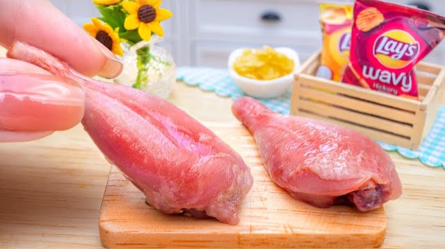 Вкусная идея: готовим вкусное куриное филе KFC X Lay's BBQ Crunch на миниатюрной кухне 🍗