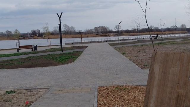 Течение воды в реке. Хотим поехать на рыбалку.