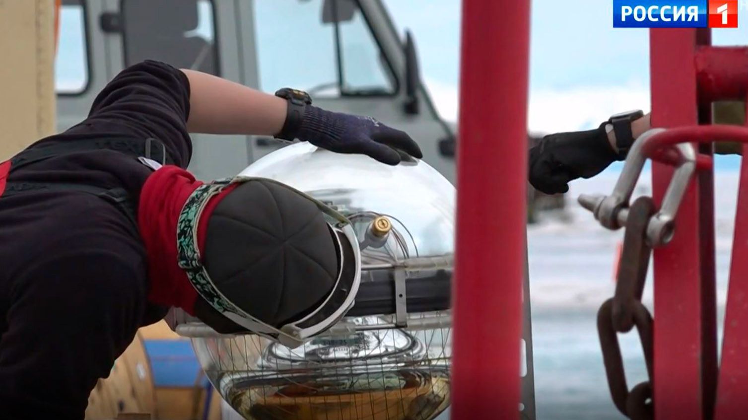 Установка новых кластеров нейтринного телескопа на Байкале