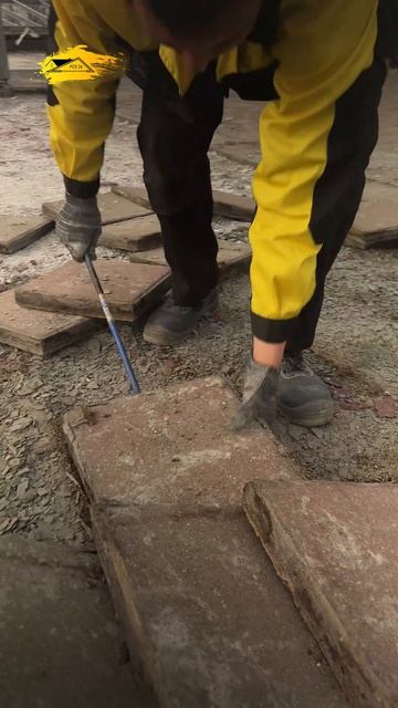 Демонтаж плоской крыши: убираем плитку