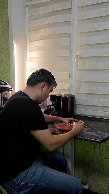 Без борща в семье никак 🤣, поэтому нужно сдвигать свои амбиции и думать не только о себе но и о семь