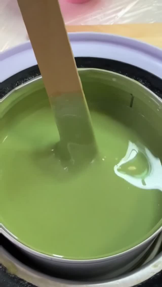 Добавляем большую банку воска Green Apple, 400мл в подарок к любым двум средствам для тела в апреле.