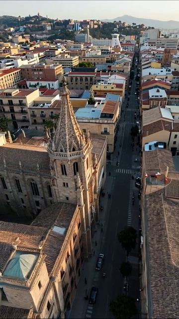 Вид на город с высоты: архитектура и уличная жизнь #город #архитектура #пейзаж