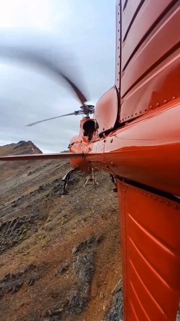 Вертолет в горах