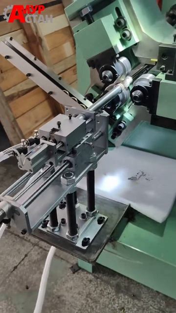 Трехосевой резьбонакатный станок делает гайки